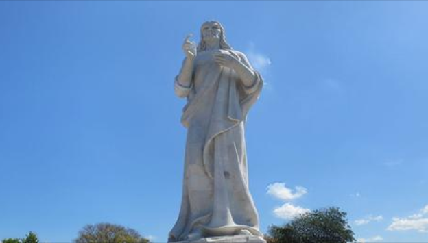 El Cristo de la Habana, con los pies firmes en la Tierra